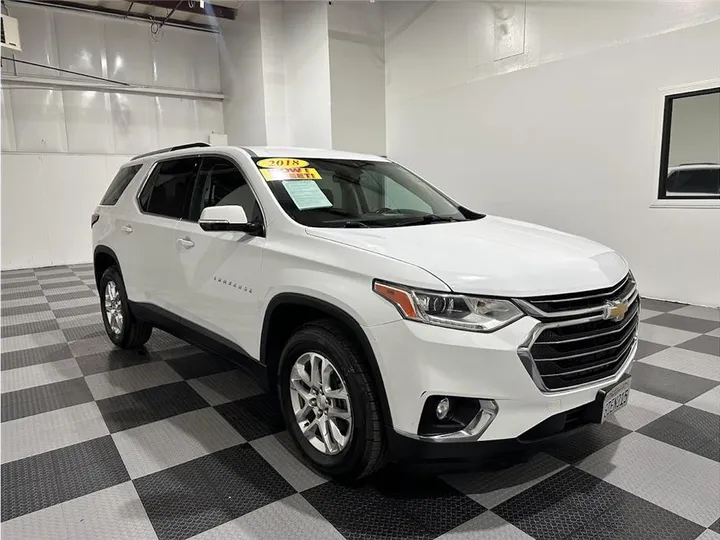 WHITE, 2018 CHEVROLET TRAVERSE Image 2