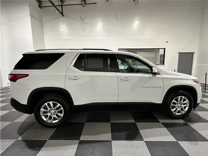 WHITE, 2018 CHEVROLET TRAVERSE Image 4