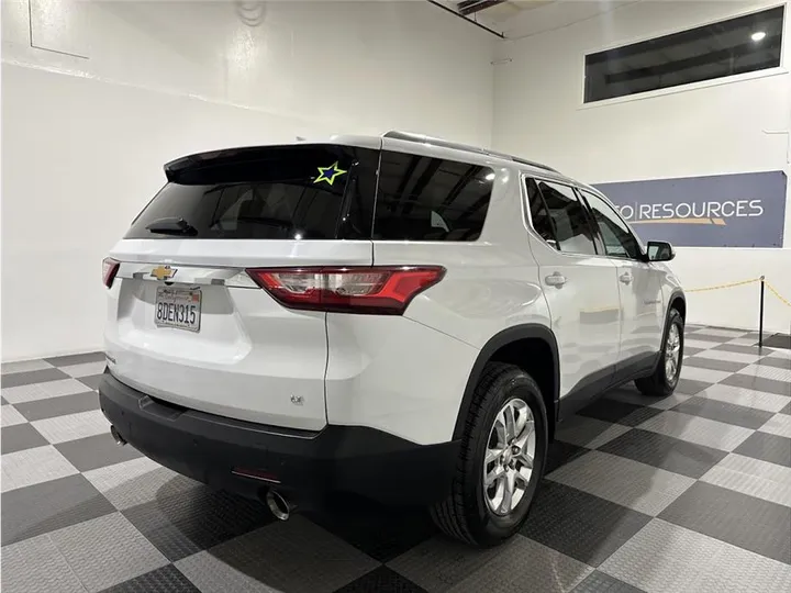 WHITE, 2018 CHEVROLET TRAVERSE Image 5