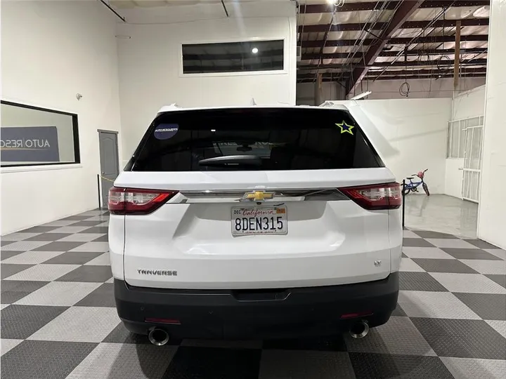 WHITE, 2018 CHEVROLET TRAVERSE Image 6