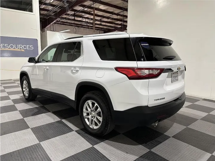 WHITE, 2018 CHEVROLET TRAVERSE Image 7