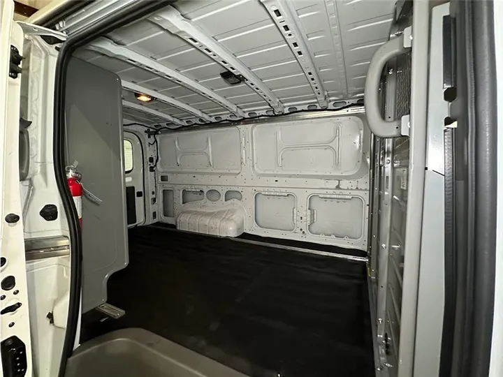 WHITE, 2019 NISSAN NV3500 HD CARGO Image 17