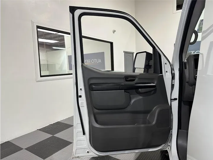 WHITE, 2019 NISSAN NV3500 HD CARGO Image 10