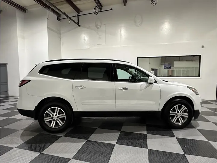 WHITE, 2017 CHEVROLET TRAVERSE Image 4