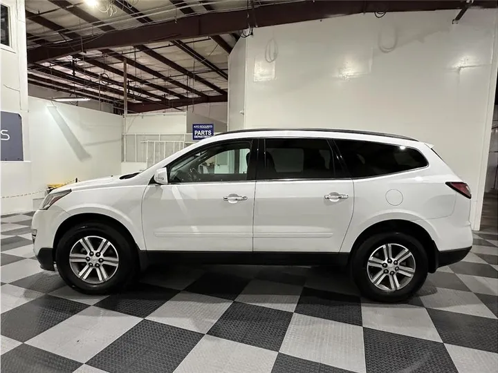 WHITE, 2017 CHEVROLET TRAVERSE Image 8