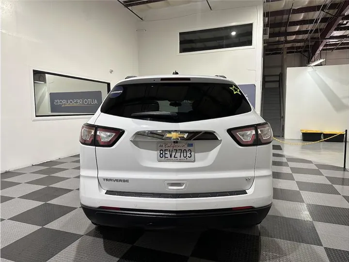 WHITE, 2017 CHEVROLET TRAVERSE Image 6