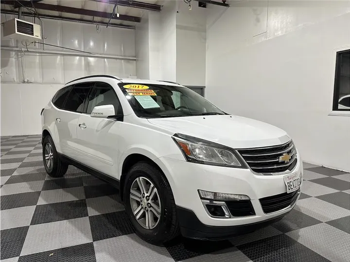 WHITE, 2017 CHEVROLET TRAVERSE Image 2