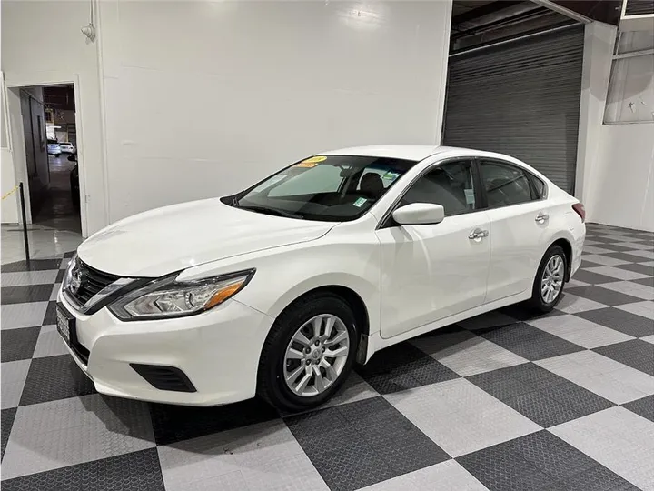 WHITE, 2018 NISSAN ALTIMA Image 9