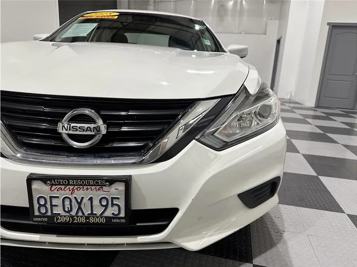 WHITE, 2018 NISSAN ALTIMA Image 10