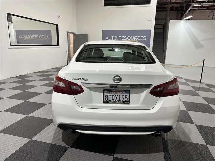 WHITE, 2018 NISSAN ALTIMA Image 6