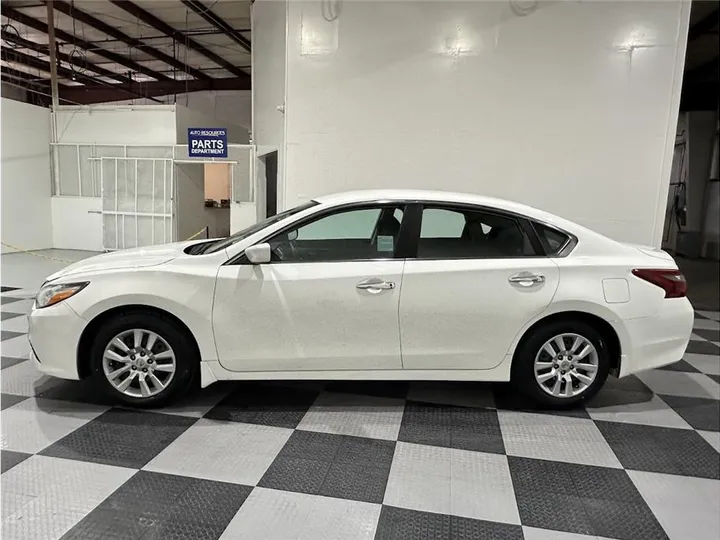 WHITE, 2018 NISSAN ALTIMA Image 8