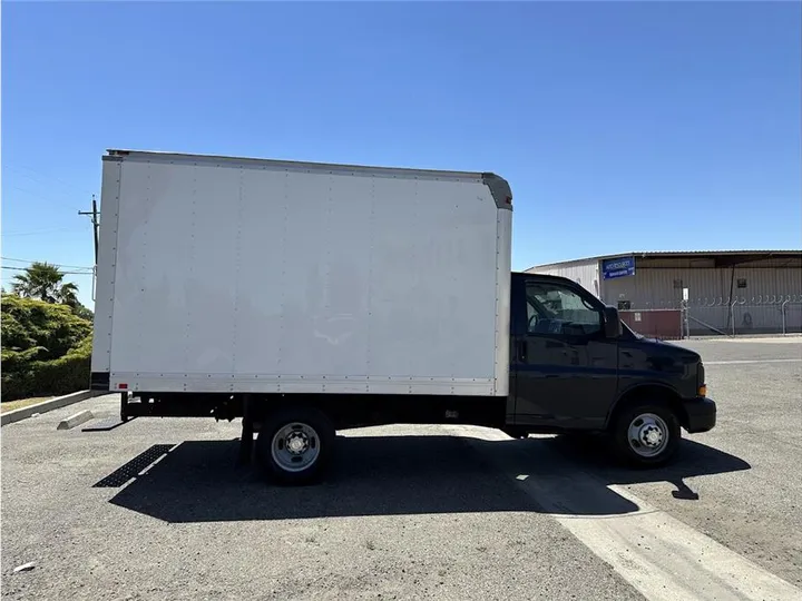 BLUE, 2013 CHEVROLET EXPRESS COMMERCIAL CUTAWAY Image 4