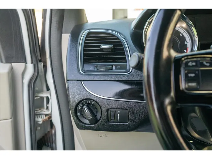 WHITE, 2019 DODGE GRAND CARAVAN PASSENGER Image 11