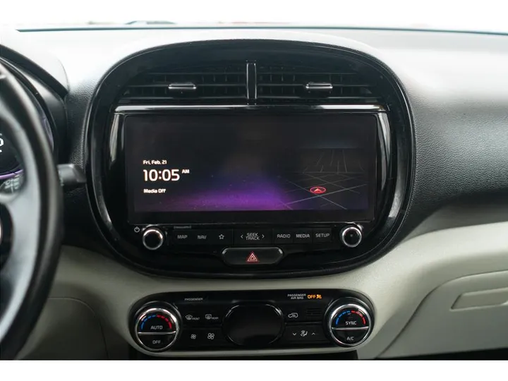WHITE, 2023 KIA SOUL Image 12