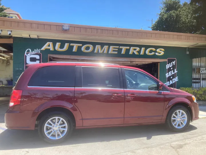 MAROON, 2018 DODGE GRAND CARAVAN PASSENGER Image 3