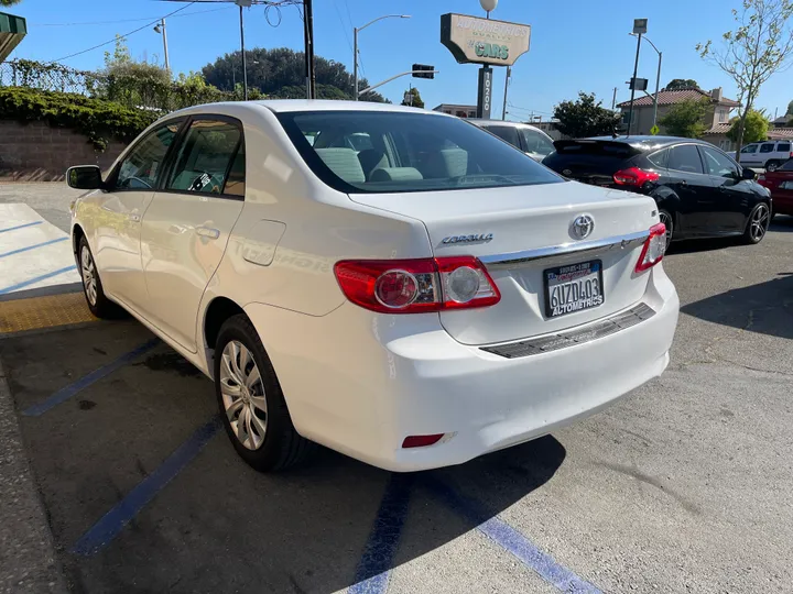 WHITE, 2012 TOYOTA COROLLA Image 3