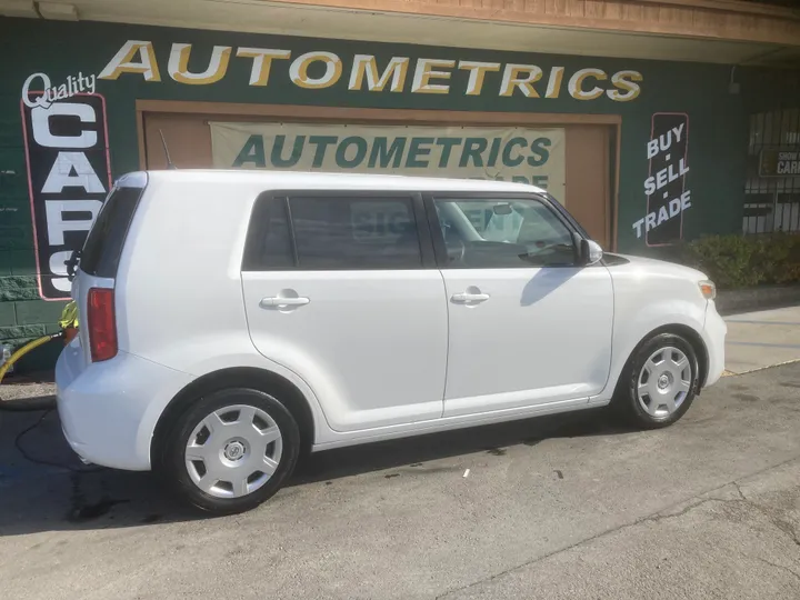 WHITE, 2008 SCION XB Image 3