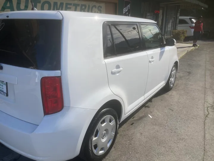 WHITE, 2008 SCION XB Image 4