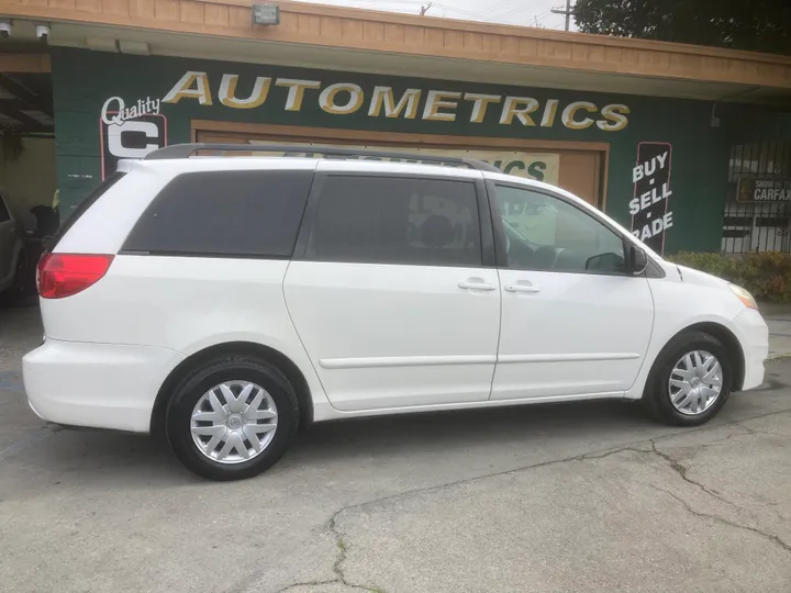 WHITE, 2008 TOYOTA SIENNA Image 2