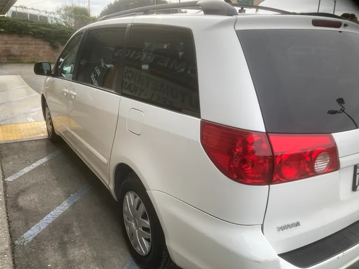 WHITE, 2008 TOYOTA SIENNA Image 4