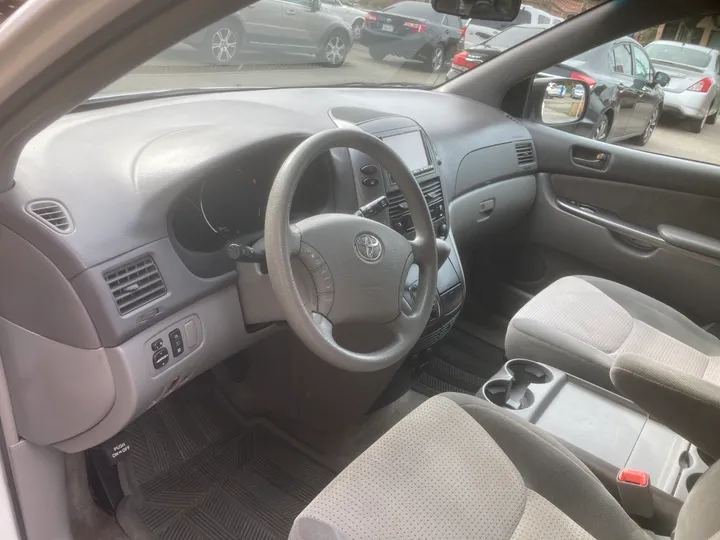 WHITE, 2008 TOYOTA SIENNA Image 9