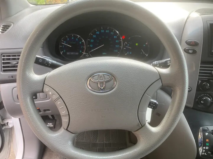 WHITE, 2008 TOYOTA SIENNA Image 13