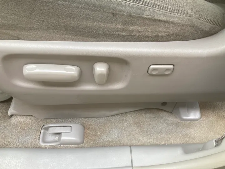 WHITE, 2008 TOYOTA SIENNA Image 20