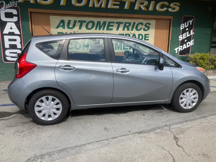 GRAY, 2014 NISSAN VERSA Image 3