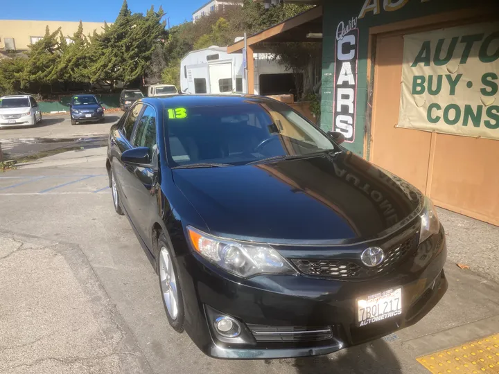 GREEN, 2013 TOYOTA CAMRY Image 2