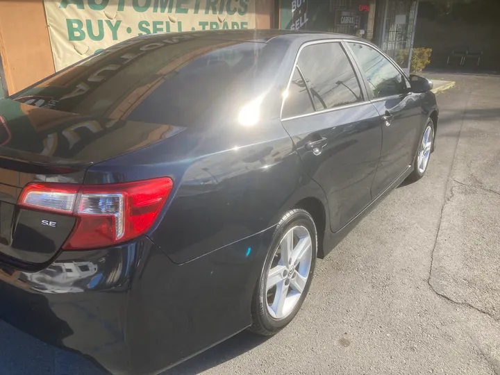 GREEN, 2013 TOYOTA CAMRY Image 4