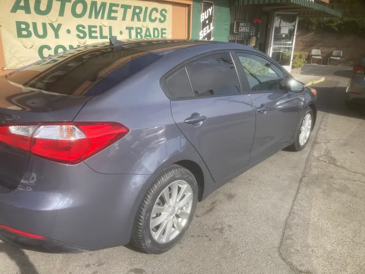 BLUE, 2016 KIA FORTE Image 4