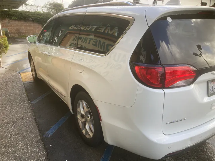 WHITE, 2017 CHRYSLER PACIFICA Image 5