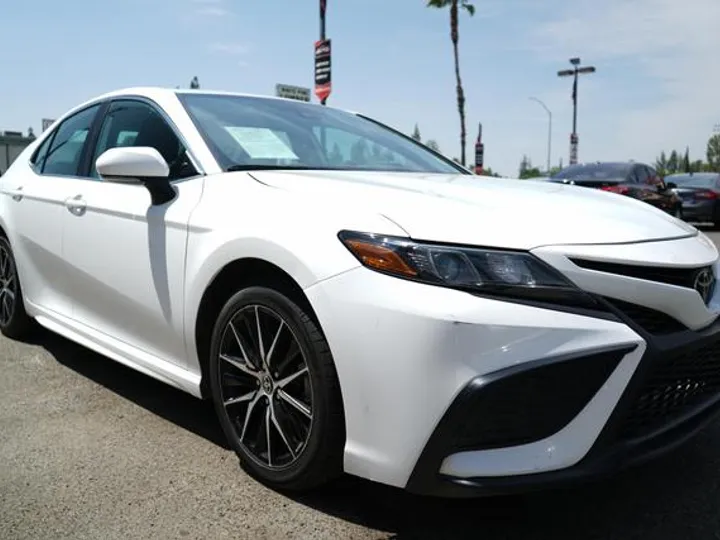 WHITE, 2022 TOYOTA CAMRY Image 9