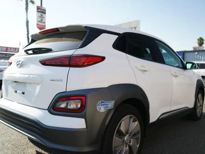 WHITE, 2021 HYUNDAI KONA ELECTRIC Image 7