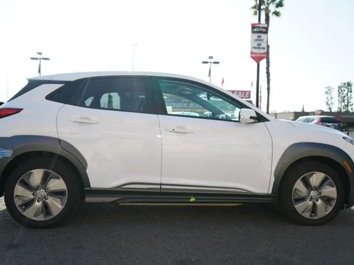 WHITE, 2021 HYUNDAI KONA ELECTRIC Image 8