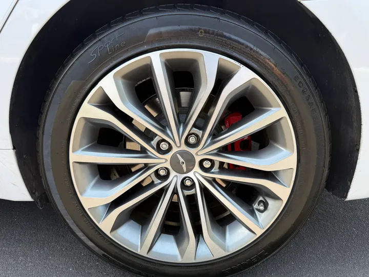 WHITE, 2017 GENESIS G80 Image 11