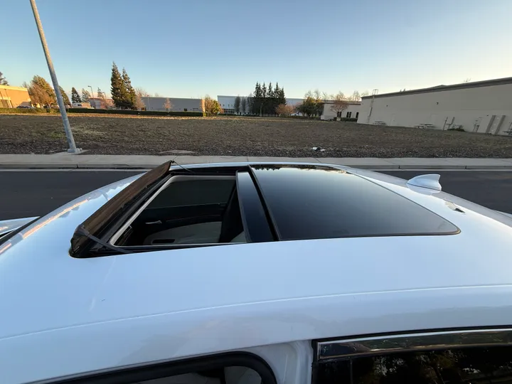 WHITE, 2015 CHRYSLER 300 Image 15