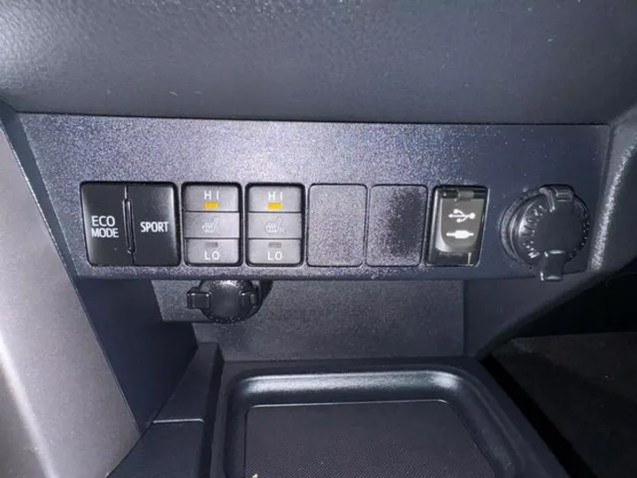 BLUE, 2016 TOYOTA RAV4 Image 31