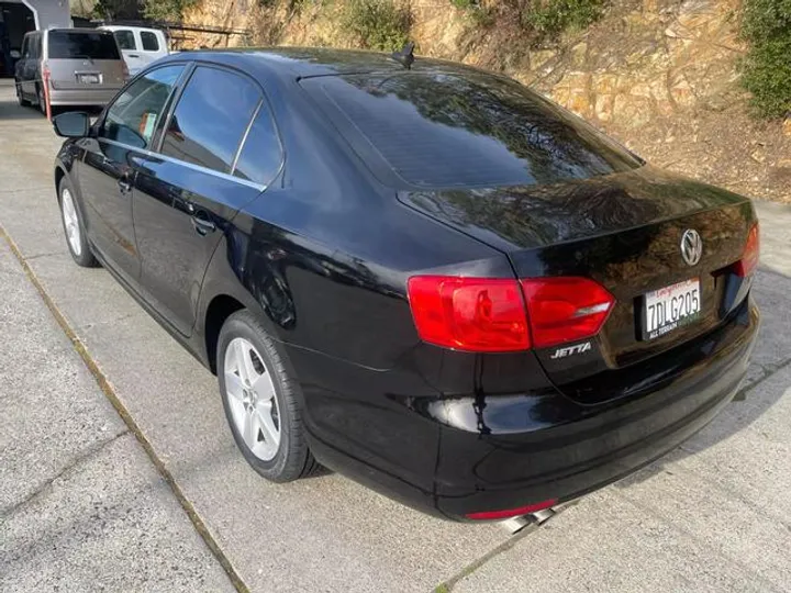 BLACK, 2013 VOLKSWAGEN JETTA Image 3