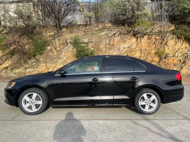 BLACK, 2013 VOLKSWAGEN JETTA Image 2