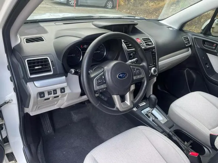 WHITE, 2018 SUBARU FORESTER Image 21