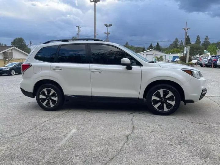 WHITE, 2018 SUBARU FORESTER Image 7