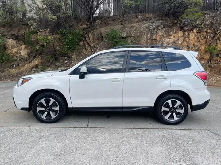 WHITE, 2018 SUBARU FORESTER Image 2