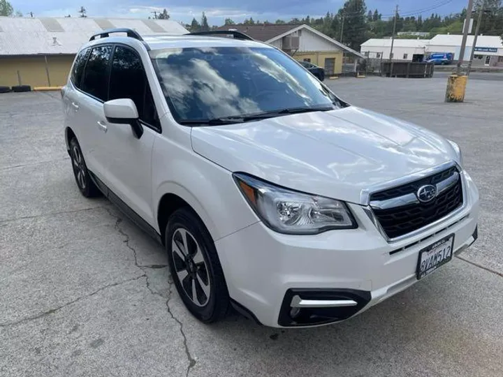 WHITE, 2018 SUBARU FORESTER Image 8