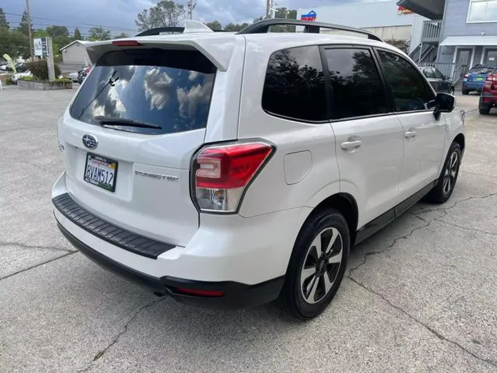 WHITE, 2018 SUBARU FORESTER Image 5