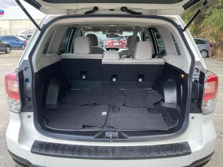 WHITE, 2018 SUBARU FORESTER Image 19