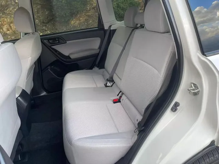 WHITE, 2018 SUBARU FORESTER Image 18