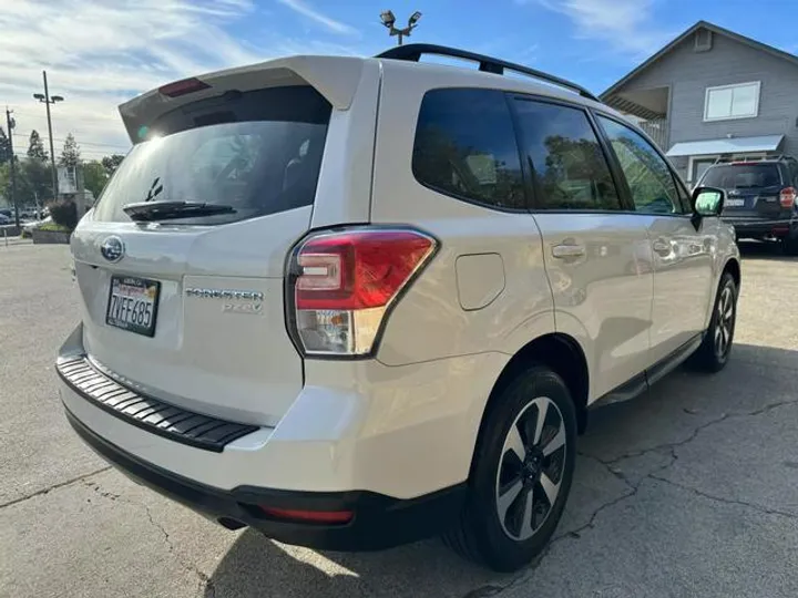 WHITE, 2017 SUBARU FORESTER Image 7