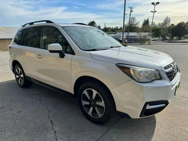 WHITE, 2017 SUBARU FORESTER Image 9