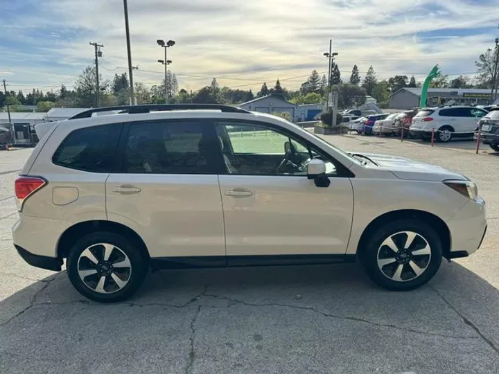 WHITE, 2017 SUBARU FORESTER Image 8